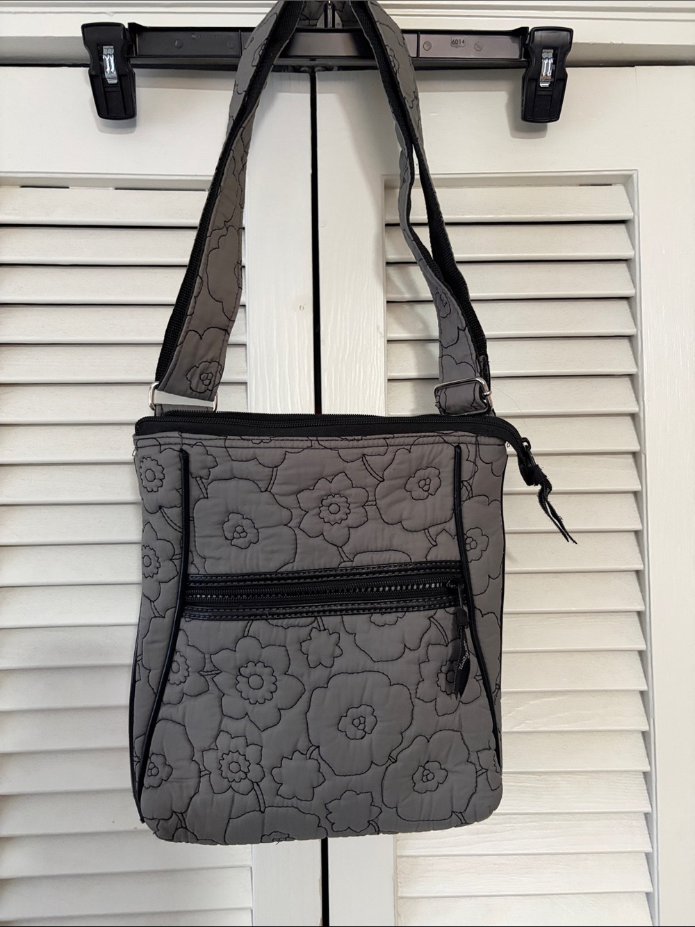 thirty-one Gray Quilted Floral Crossbody Bag